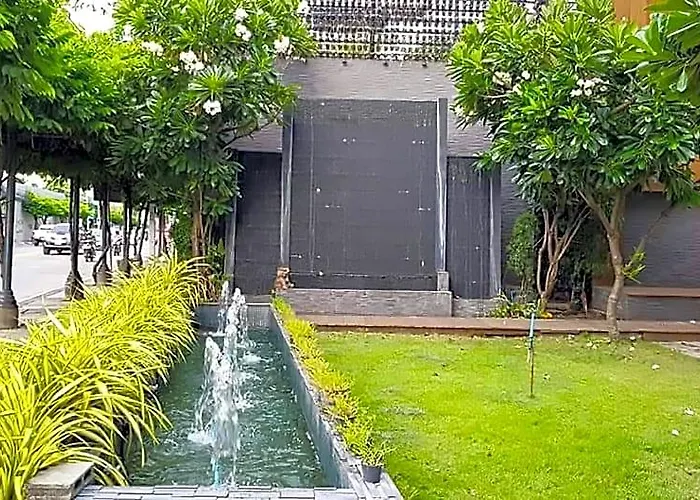 Отель The Montana Lodge-sathorn 3*