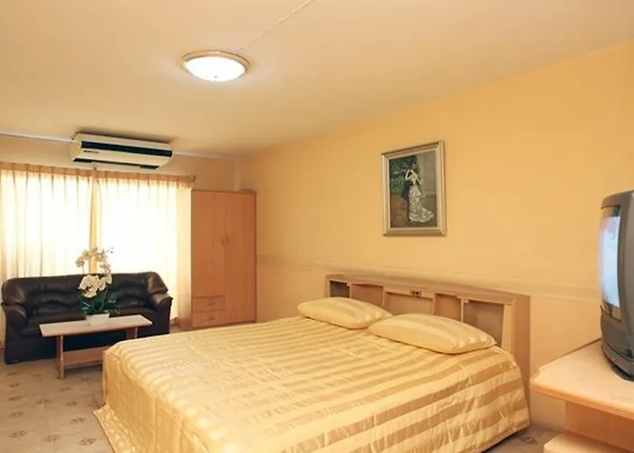 The Montana Lodge-sathorn Отель Бангкок